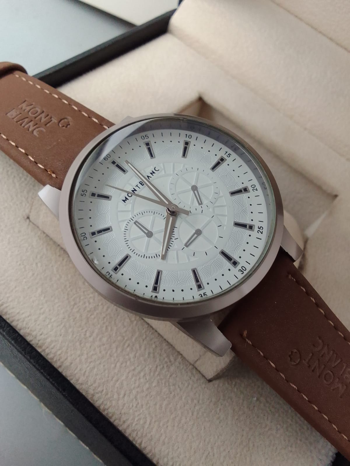 Smart face classic casual watch for men.